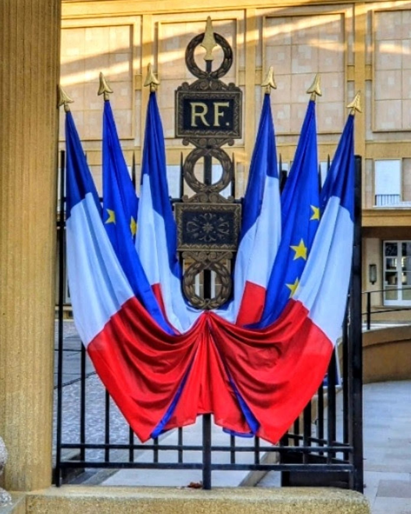 Trophée de bois peint accueilant un pavoisement, pour les journées du Patrimoine du Mobilier national, photo Samy Mebtoul