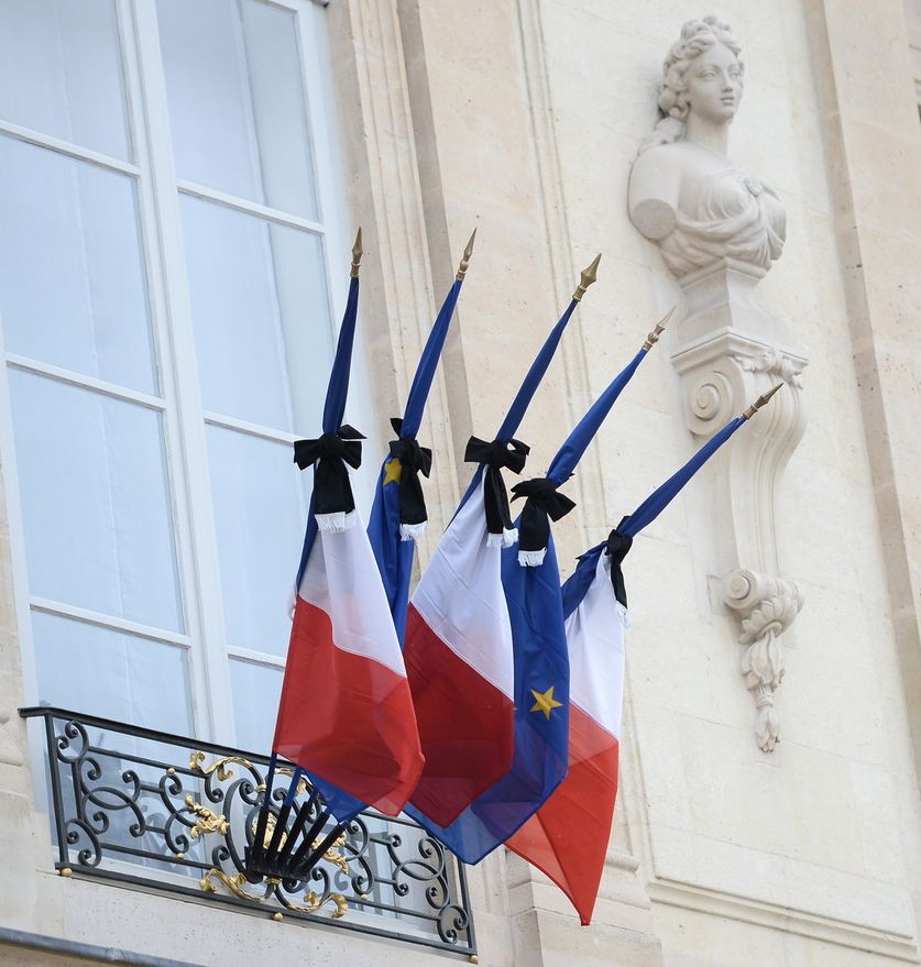 Les Drapeaux Francais Europeens Palais Elysee Berne Lors Deuil National Apres Attentats 13 Novembre Paris 0 1400 931