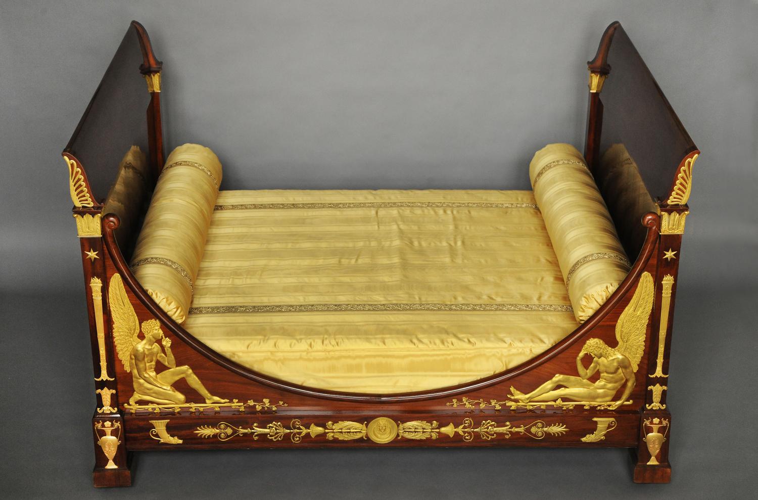 Ancien meuble lit pliant à fixer au mur gain de place assuré Déco vintage -  Marque Polymeuble - La Capucine bleue