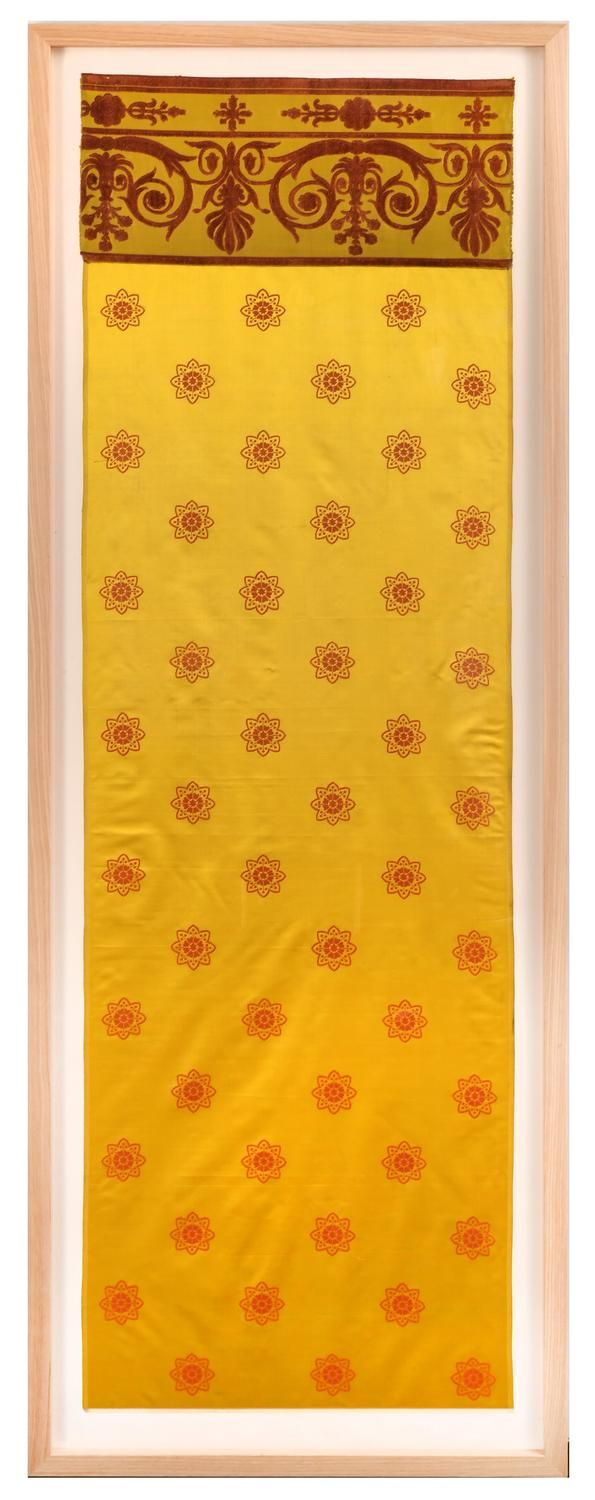 Bordures pour tentures en satin jonquille à rosaces ponceau destinés au Palais des Tuileries