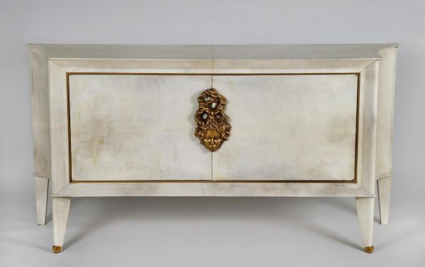Commode à vantaux "à la Méduse". 