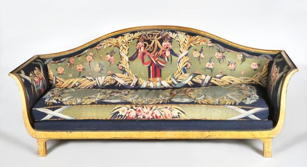 "Les fleurs de France". 
Canapé, couvert en tapisserie de haut-lice. 