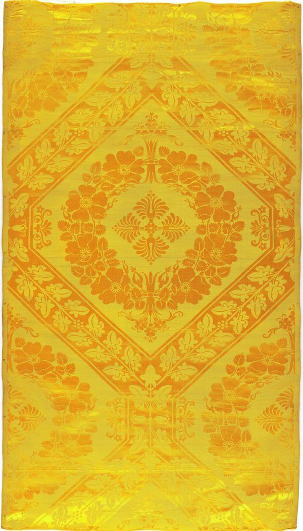 Lé en damas jaune à fond satin pour des chambres à coucher d'appartements au palais de Versailles