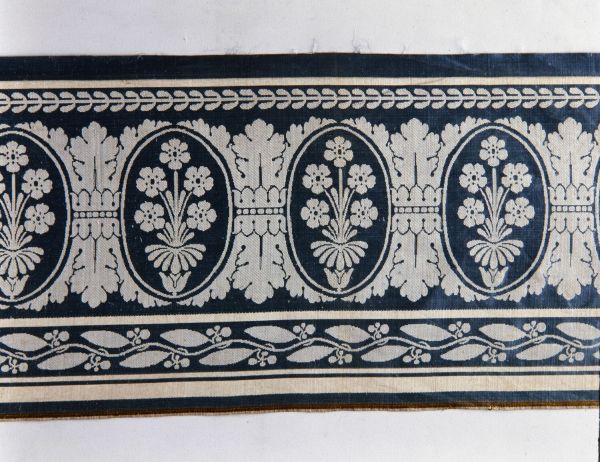 Bordures pour tenture en damas économique bleu pour Versailles.