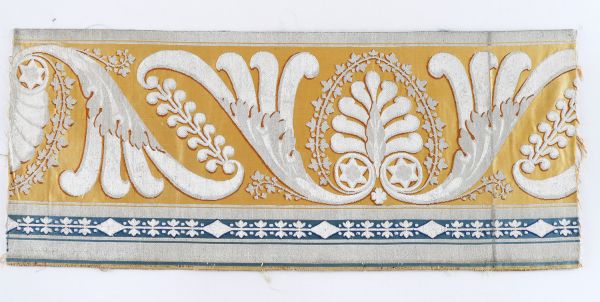 Première bordure pour portières et draperies en brocart argent et or 