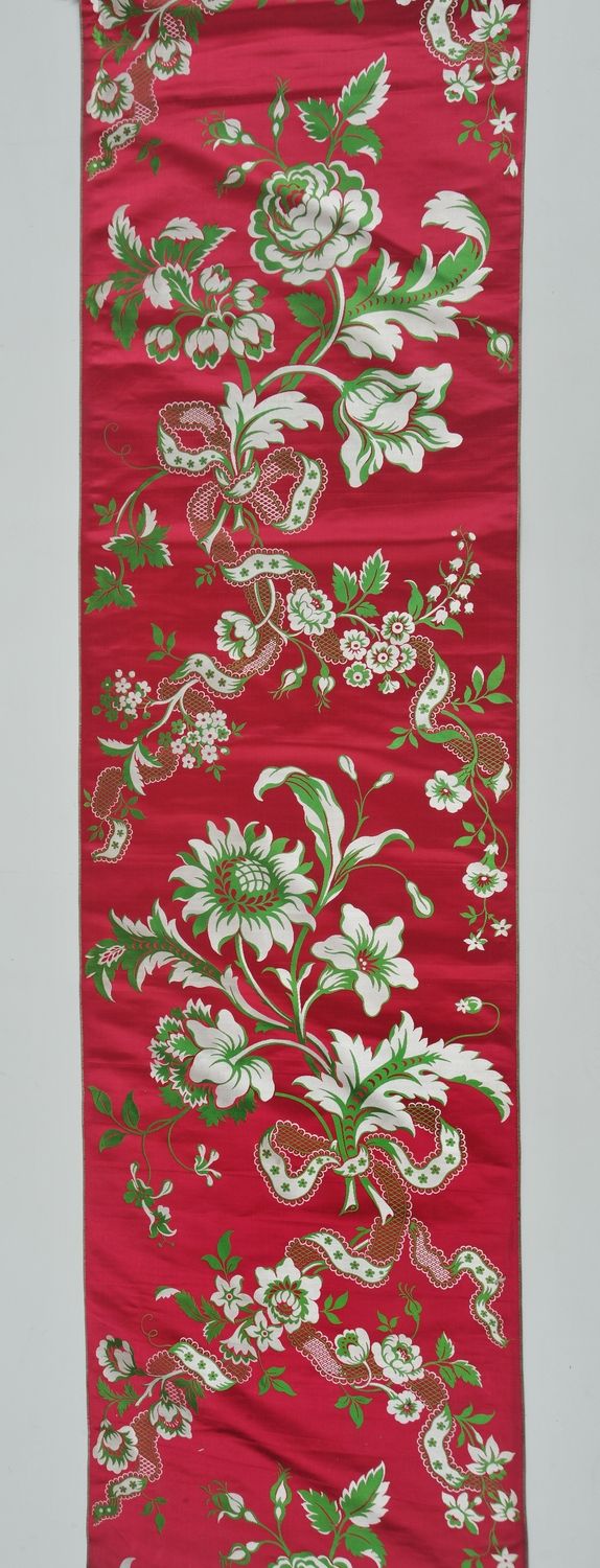 Lampas fond satin cramoisi, décor vert et blanc de fleurs, de guirlandes et de rubans : ensemble de fragments.