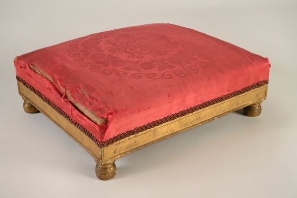 Tabouret de pieds du grand salon de l'impératrice Eugénie au palais de Saint-Cloud