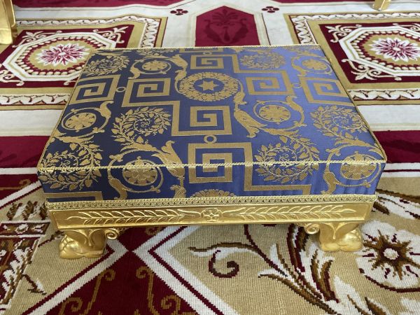 Tabouret de pied de la chambre à coucher de l'appartement de prince souverain au château de Compiègne