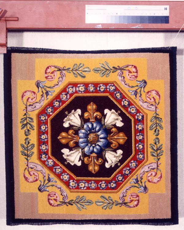 Carré de pieds ou garniture de tabouret, fleurs de lys
