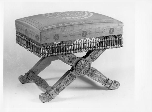 Tabouret en X Beauvais fond jaune
CC du 17/05/2019. Ver.