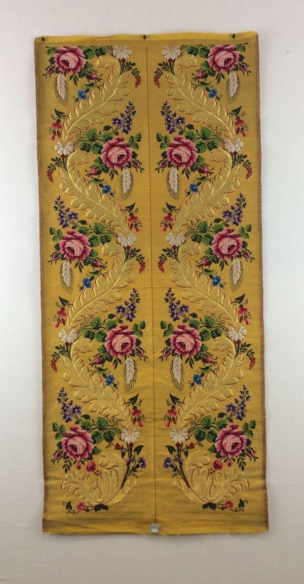 Chaperon en drap d'or broché, à décor de feuilles d'acanthe, épis de blé et fleurs colorées