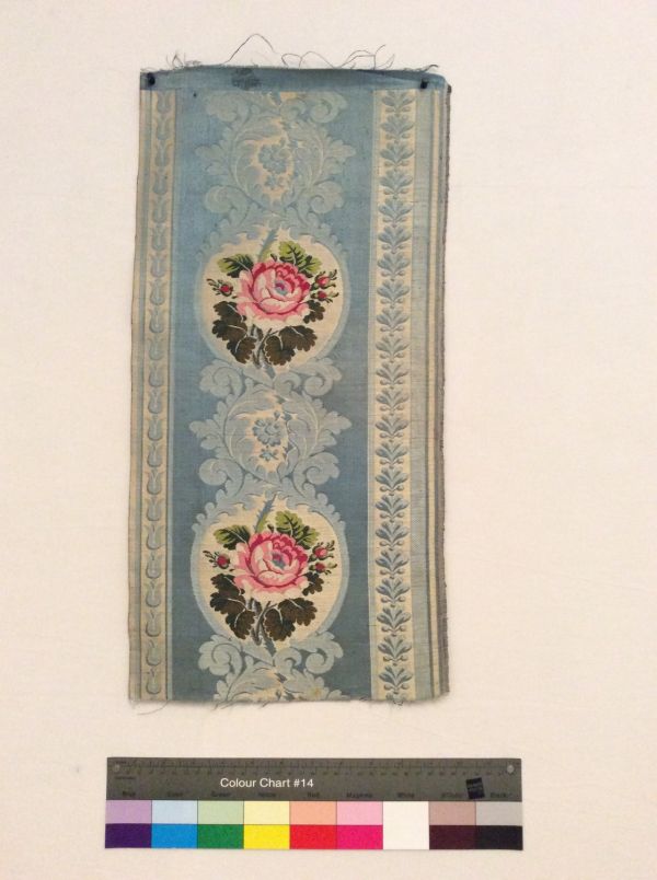 Bordure de tenture, lampas fond satin à décor de cartouches circulaires sur fond bleu, à motifs floraux.