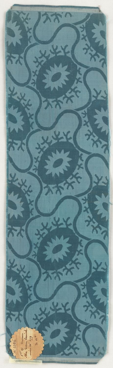 Damas à fond bleu vermiculé et à motifs ovoïdes et étoilés