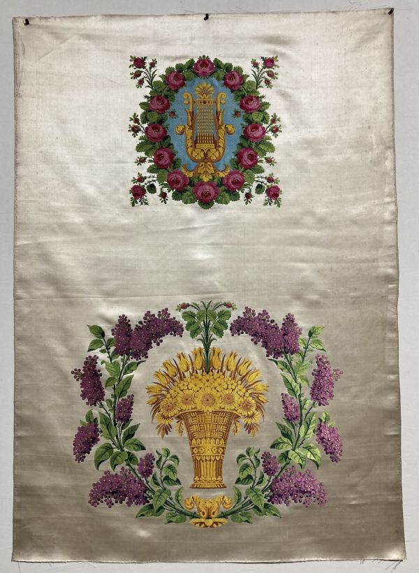 Étoffe fond satin blanc du troisième grand salon de l'appartement de l'Impératrice au Palais de Versailles