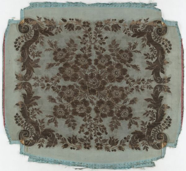 Dépècement de tabouret de siège, décor végétal à filés d'or et d'argent sur fond satin bleu