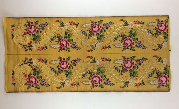Chaperon en drap d'or broché, à décor de feuilles d'acanthe, épis de blé et fleurs colorées