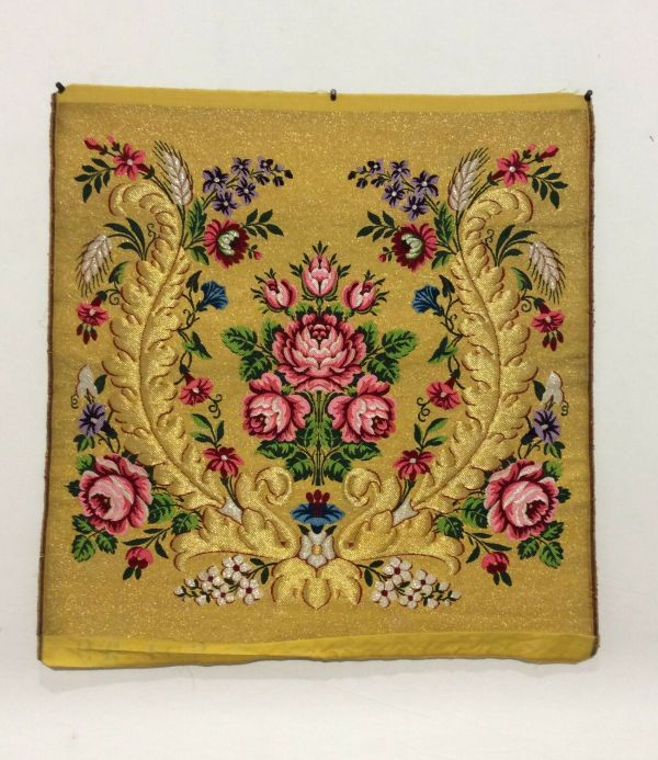 Chaperon en drap d'or broché, à décor de feuilles d'acanthe, épis de blé et fleurs colorées