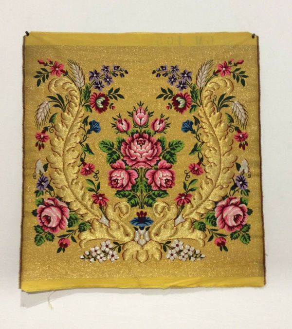 Chaperon en drap d'or broché, à décor de feuilles d'acanthe, épis de blé et fleurs colorées