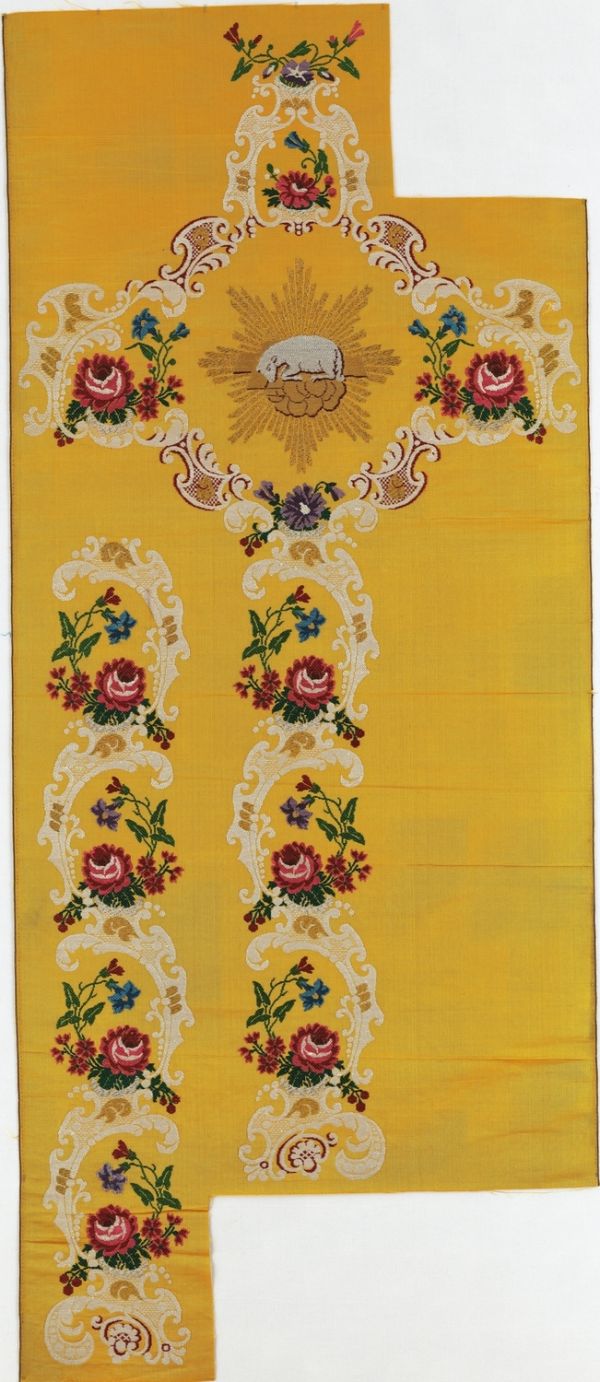 Garniture de chasuble à fond satin jaune, broché argent et or, décor de fleurs et agneau pascal