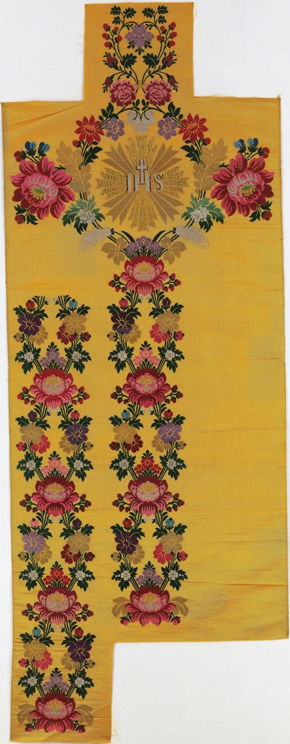 Garniture de chasuble à fond satin jaune, broché or et argent, décor de fleurs et symbole christique